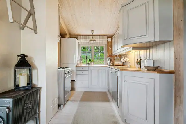 Kjøkkeninnredningen i hoveddelen er fra 2010, med lyse, profilerte fronter, benkeplate i heltre og gasskomfyr. Det er også installert oppvaskmaskin, og kjøle- og fryseskap.