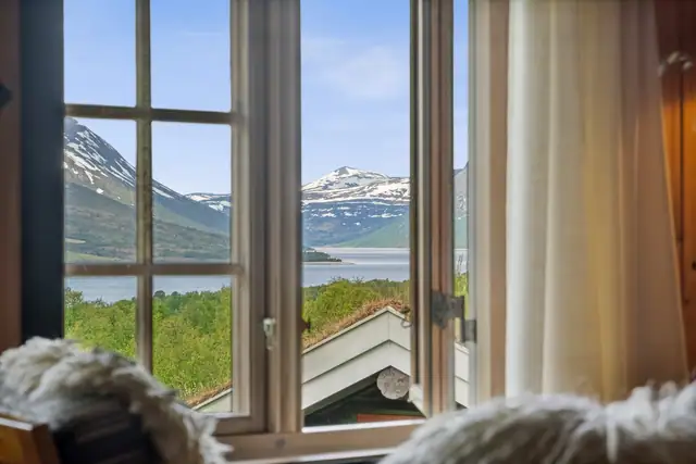 Utsikten er slående vakker, til vann, fjell og det nydelige, grønnkledde landskapet rundt.