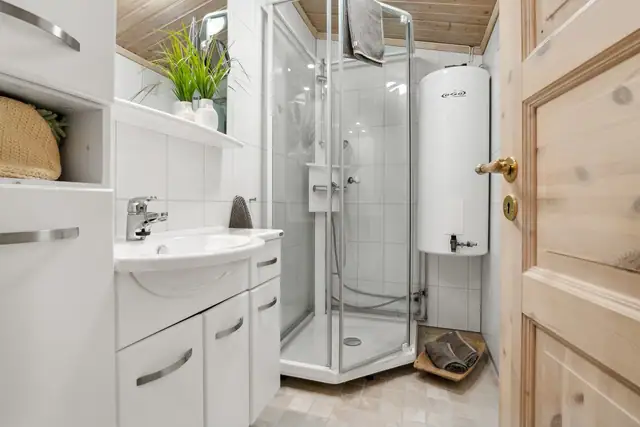 Badet i hoveddelen ble pusset opp i 2010, og har flislagt gulv med gulvvarme, dusjkabinett og god skapplass.