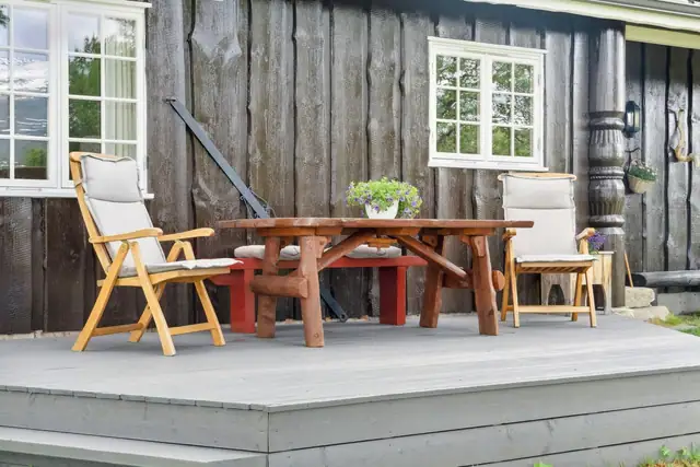 Hoveddelen har en vestvendt terrasse på ca. 13 kvm, med god plass til en møbelgruppe.