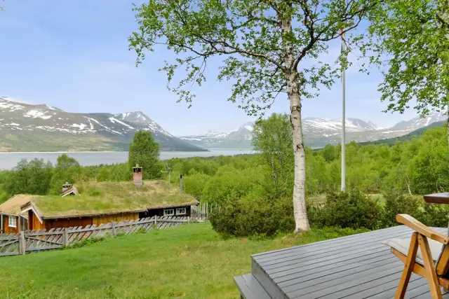 Tomten har sol fra 9-tiden til 22-tiden om sommeren. Utsikten er fantastisk og området byr på helårs rekreasjon.