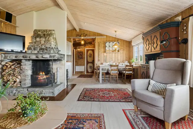 Stuen er lys og trivelig med god plass til møbler og gjester. Her er det hyggelig å samles til måltider og sosial hygge.