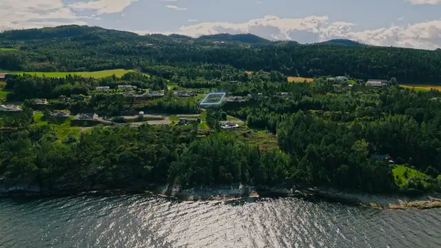 Tomten ligger i herlige Frosta med fjordutsikt og friske grønne omgivelser.