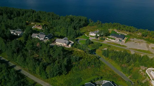 Sentralt plassert tomt med alle nødvendige fasiliteter i nærheten.