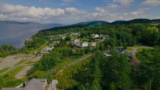 Tomten byr på både privatliv og enkel tilgang til alle bekvemmeligheter.