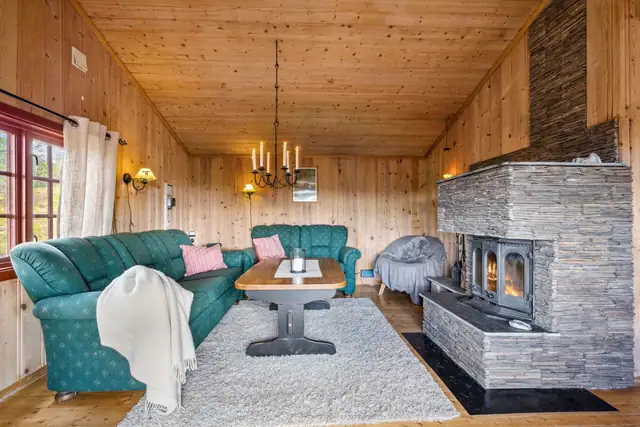 En vakker steinpeis som kombinerer stilfullt design med praktisk funksjonalitet.