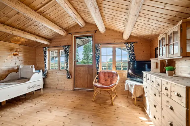 Her har du en koslig loftstue, samt to soverom.