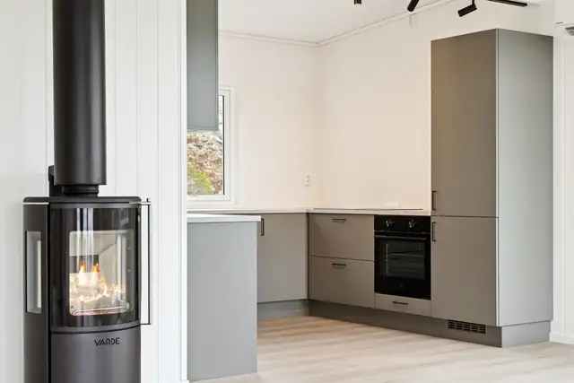 Stuen byr på peisovn, varmer godt og skaper en lun atmosfære på kalde vinterdager.