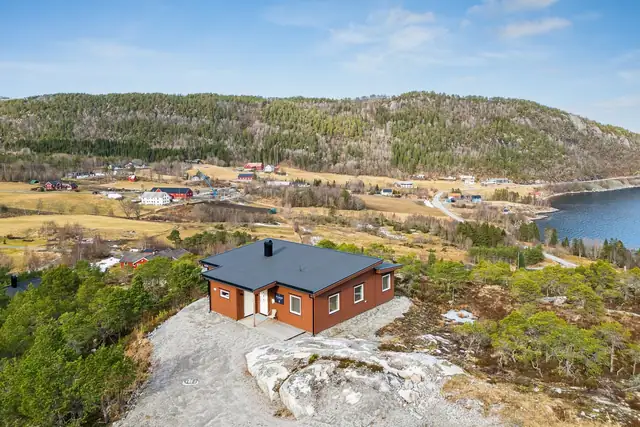 Drømmefritidsbolig fra 2024 med enestående panoramautsikt, omgitt av spektakulær natur - ditt perfekte tilfluktssted for ro, rekreasjon og minner for livet.