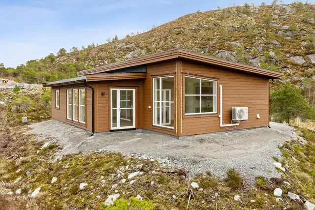Fritidsboligen har en flott utforming med spennende detaljer og god planløsning.