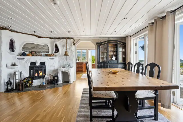 Det passer utmerket å innrede med spisegruppe mellom stue og kjøkken.