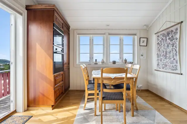 Her er det plass til spisegruppe i tilknytning til kjøkkenet.