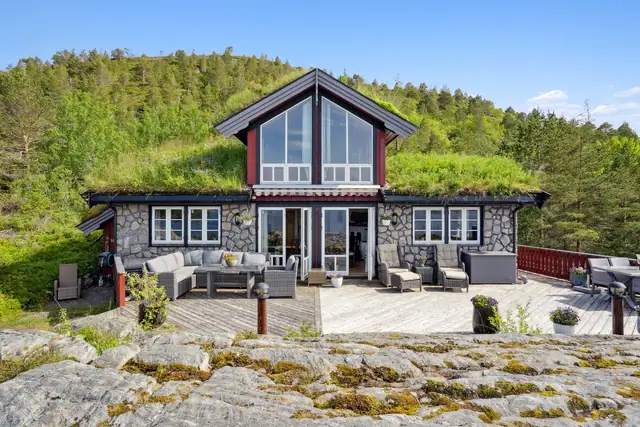 Her er det enkelt å innrede i flere soner, både med sofagruppe og sittegrupper.