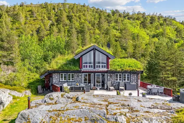 En sjarmerende fritidsbolig med nydelig beliggenhet og vakker utsikt mot sjøen.