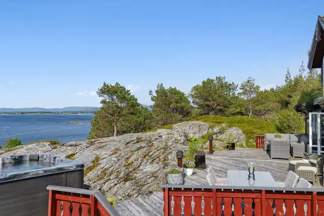 De naturlige bergene og steinene smelter sømløst sammen med terrassen og skaper et unikt uttrykk.