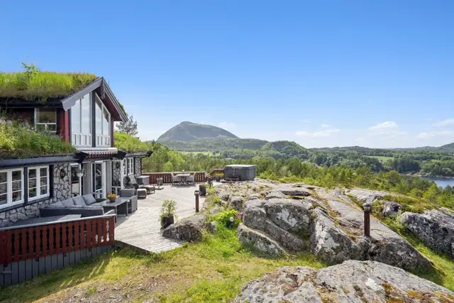 Her kan du nyte fine sommerkvelder med vakre solnedganger og sjøutsikt.