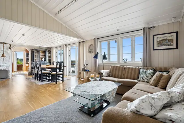 I hovedetasjen finner du en romslig og lys stue med fine soner for både sofagruppe og spiseplass.