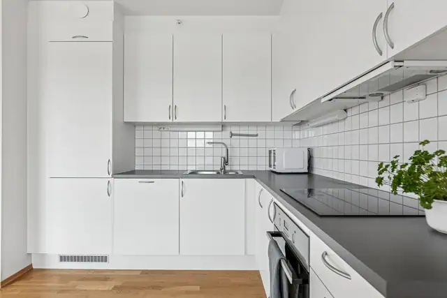 Praktiske overskap som går opp til taket.