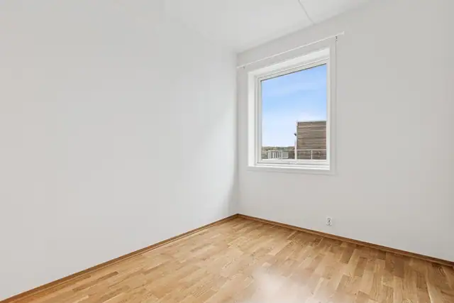 Lyse gode soverom med god plass til dobbeltseng på alle rommene.