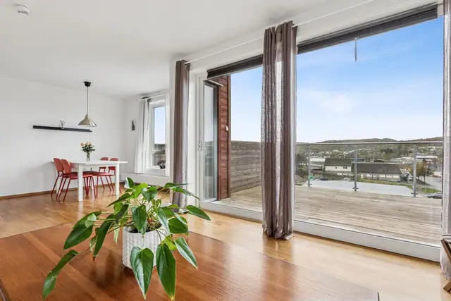 Utgang til en stor balkong med plass til møblering i flere soner