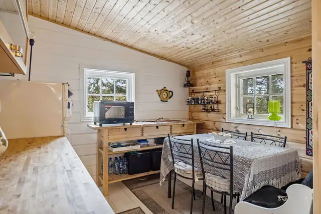 Praktisk innredet kjøkken med koselig spisebord, perfekt for hverdagslige måltider og sosialt samvær.