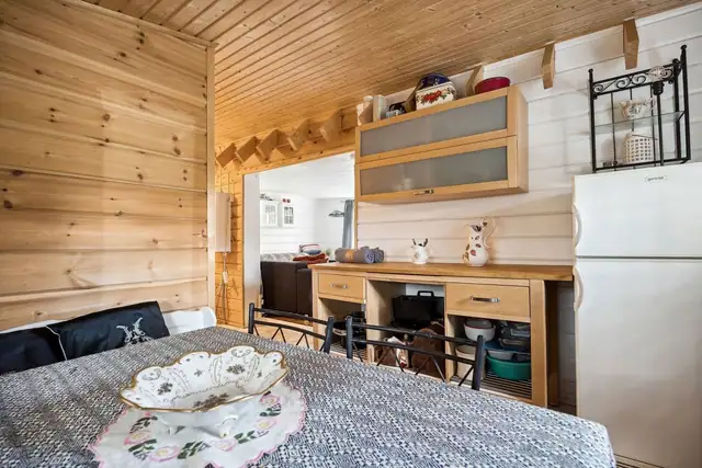 Den enkle, funksjonelle innredningen passer perfekt inn i hyttas harmoniske stil.