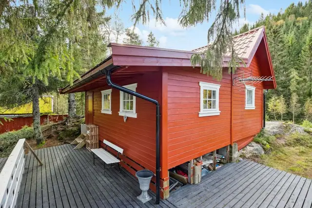 Omgitt av vakre, naturskjønne omgivelser.