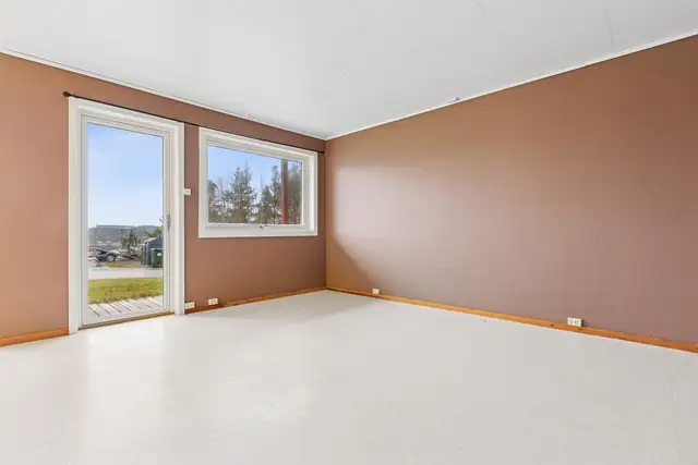 De store vindusflatene i leiligheten slipper inn rikelig med lys.