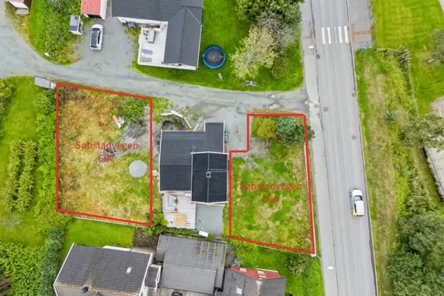 Enkel utramming av tomtene. Interessenter bør gjøre seg kjent med matrikkelkart for nøyaktige mål og eiendomsgrenser.