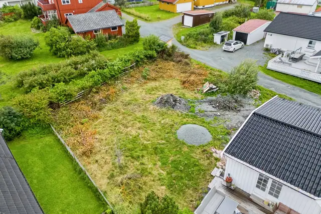 Tomt C/D måler 365 kvm, og rammetillatelsens tegninger viser enebolig over to etasjer med utleiedel og garasje.