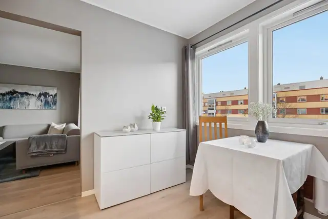 Her er det plass til en spisegruppe, samtidig som du kan nyte utsikten over området mens du lager mat eller spiser.