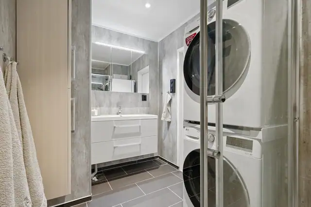 Badet, oppgradert i 2022, har moderne våtromsplater, stilren innredning og gulvvarme for ekstra komfort.