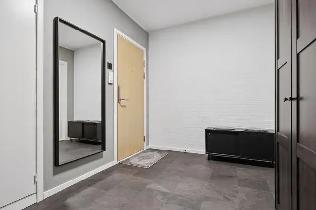 Romslig entré med god plass til oppbevaring.
