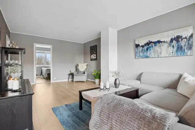 Med sine 23 kvm gir stuen rom for fleksibel innredning, og har plass til både sofagruppe og spiseplass.