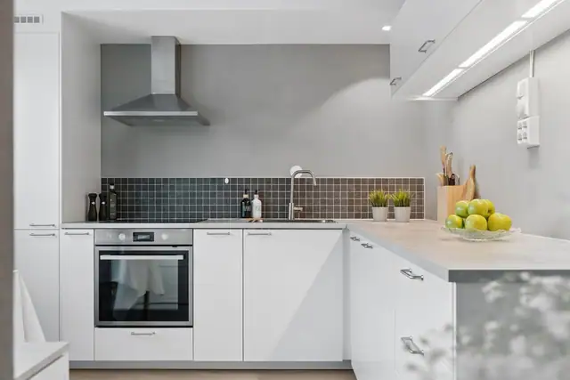 Lyst kjøkken med gode arbeidsflater og rikelig med oppbevaringsplass - ideelt både til hverdag og ved selskap. Kjøkkeninnredning fra Ikea, montert i 2022.
