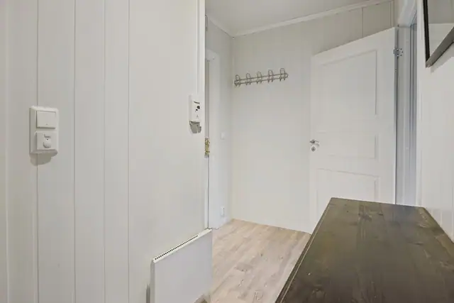 Fra eiendommen er det gangavstand til flotte tur- og rekreasjonsområder, med stier, skog og kystlinje i umiddelbar nærhet - ideelt for deg som liker å være ute i naturen.