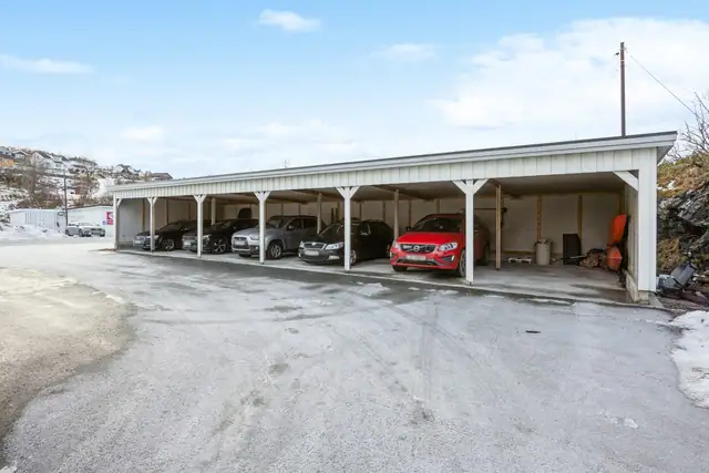 Leiligheten disponerer egen parkeringsplass i carport.