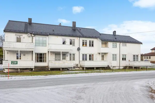 Leiligheten ligger på Melandsjø med kort vei til døgnåpen dagligvarebutikk, sjøen og Hopsjøbrygga.