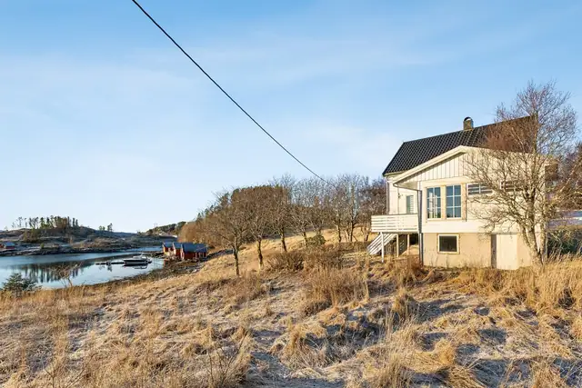 Boligen har flotte uteområder og en vakker utsikt over sjøen.