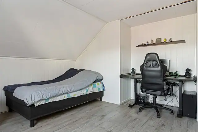 Innredningen på soverommene kan enkelt tilpasses etter behov, enten med garderobeskap, kommoder eller hyller for å holde klær og personlige eiendeler ryddige.
