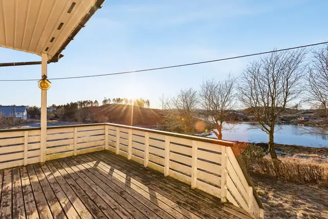 Eneboligen ligger i rolige og landlige omgivelser i Hamarvik i Frøya kommune. Området oppleves som fredelig og idyllisk, samtidig som man har kort vei til nødvendige tilbud i hverdagen.