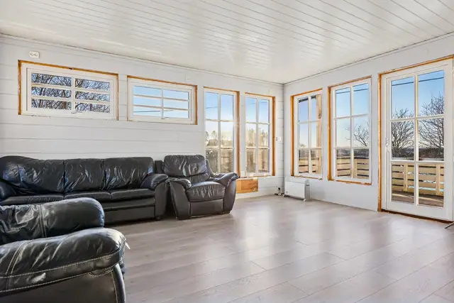 Her har man blant annet god plass til sofagruppe, spisebord, oppbevaringsmøblement m.mm