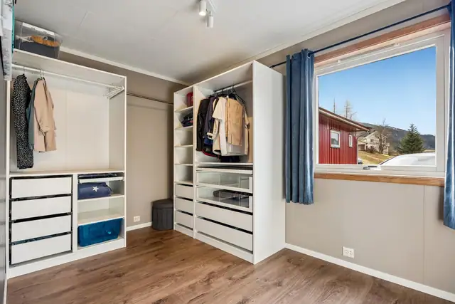 Soverom nr. 2 - på 9 kvm, i dag brukt som garderobe/walk-in, men rommet kan enkelt gjøres om til et ekstra soverom eller kontor etter behov.