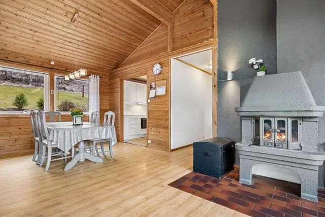 Stor og lys stue med god plass til både sofagruppe og spisebord.