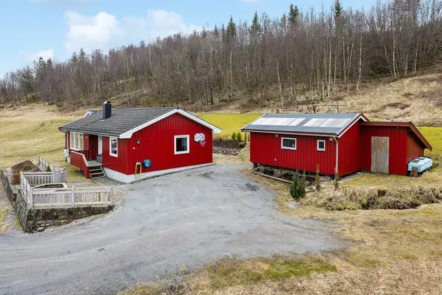 Romslig enebolig med flott beliggenhet og utsikt mot Vinjefjorden.