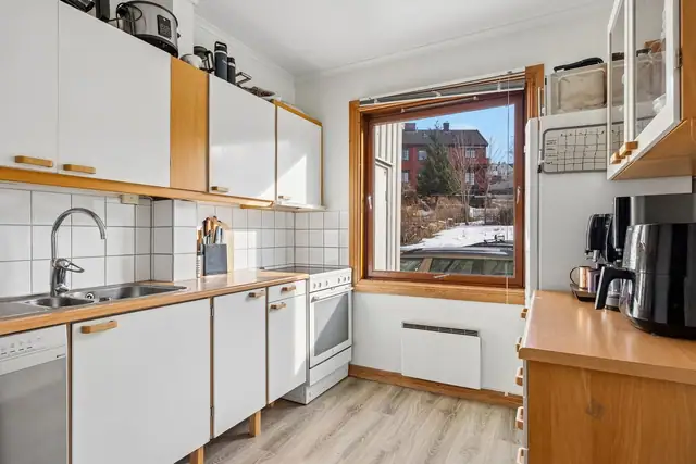 Kjøkken med gode arbeidsflater og praktisk utforming.