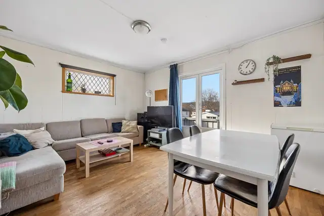Lys og innbydende stue med plass til både sofagruppe og spisebord.