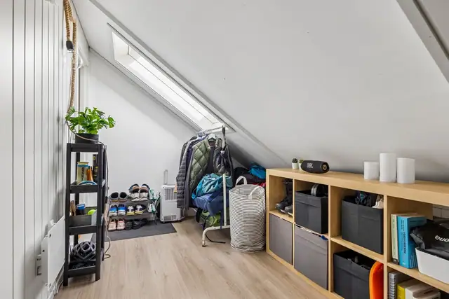 Boligen har praktiske oppbevaringsløsninger.