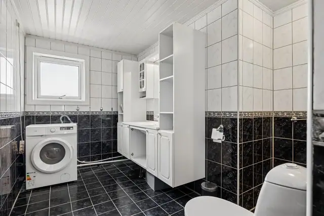 Boligen har to bad, hvor begge har opplegg for vaskemaskin.