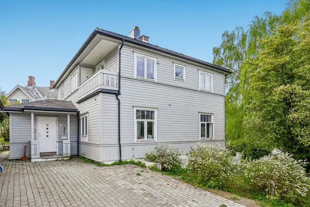 Her får du en stor enebolig over tre plan med et bruksareal på 300 kvadratmeter.